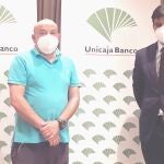 El Director Territorial de Unicaja Banco en Valladolid, Manuel Rubio y el Presidente de la Cooperativa Radio-Taxi Valladolid, Ángel Luis Lorenzo.