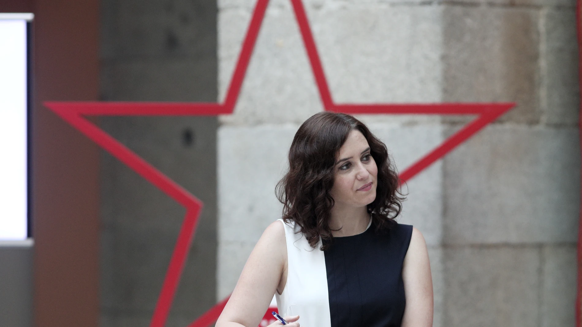 Ayuso firma un borrador sobre el teletrabajo de empleados públicos