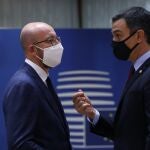 El presidente del Gobierno, Pedro Sánchez, habla con el presidente del Consejo Europeo, Charles Michel, durante la pasada cumbre de la UE en Bruselas