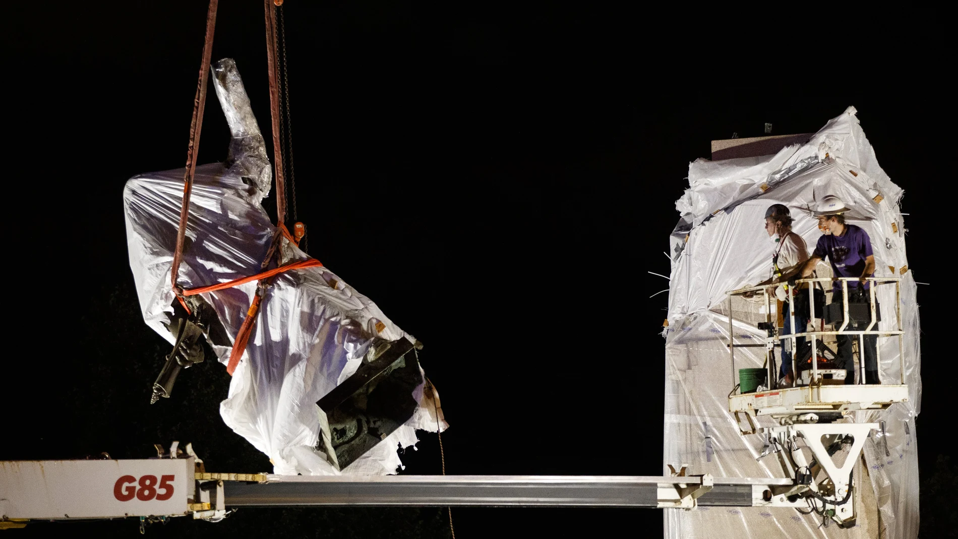 Operarios retiran la estatua de Cristóbal Colón de Chicago después de que una turba de manifestantes tratase de derribarla por la fuerza y provocase fuertes enfrentamientos con la Policía que dejaron varios heridos