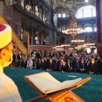 El presidente turco Recep Tayyip Erdogan, durante el rezo del viernes hoy en Santa Sofía