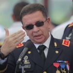 AME4155. SAN SALVADOR (EL SALVADOR), 23/07/2020.- Fotografía de archivo fechada el 07 de mayo de 2017 del ex ministro de la Defensa de El Salvador, David Munguía Payés, en San Salvador, El Salvador. El exministro de Defensa de El Salvador David Munguía Payés fue capturado este jueves por estar implicado en los delitos de agrupaciones ilícitas y actos arbitrarios cometidos durante una tregua (pacto) entre pandillas que se dio entre el 2012 y el 2014. La captura fue confirmada por el fiscal general, Raúl Melara, quien aseguró que Payés "andaba huyendo porque sabía que lo iban a capturar". EFE/Oscar Rivera/ARCHIVO