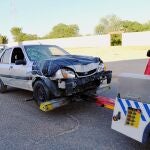 El coche con el que supuestamente la detenida atropelló a sus dos vecinos en una finca de Dos Hermanas