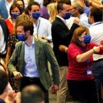 El presidente del PP, Pablo Casado, y la presidenta del PP-CV, Isabel Bonig, saludan a los militantes a su llegada a la clausura del decimoquinto congreso del partido de la provincia de Valencia