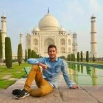 El majestuoso Taj Mahal, ubicado en la ciudad de Agra, fue construido por el emperador mongol Shah Jahan para su esposa favorita