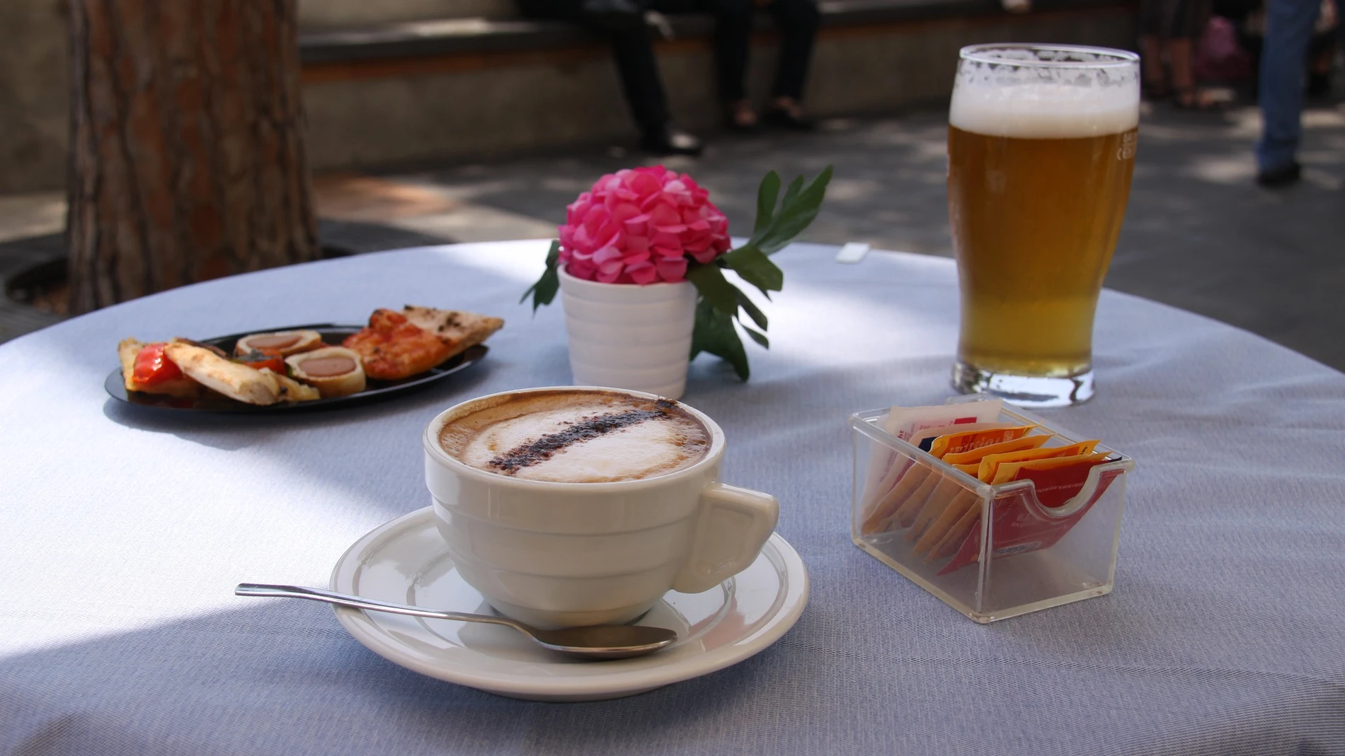 Tanto el cafe como la cerveza tienen componentes amargos que hace que no sean agradables al probarlos por primera vez.