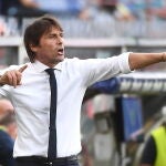 Antonio Conte, entrenador del Inter, da instrucciones durante un partido. EFE/EPA/LUCA ZENNARO