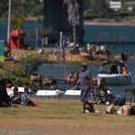 AME4563. BRASILIA (BRASIL), 26/07/2020.- Cientos de personas se entretienen este domingo en el lago Paranoa, en Brasilia (Brasil). El 26 de febrero Brasil registró el primer caso oficial de coronavirus. Cinco meses después, la pandemia parece todavía descontrolada en un país que ya es el segundo más afectado del mundo, por detrás de Estados Unidos, con 86.000 muertos y unos 2,4 millones de contagios. EFE/Andre Borges