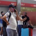 Viajeros con destino al Reino Unido hacen cola para facturar en el aeropuerto de Tenerife Sur, en Granadilla de Abona, Tenerife, el pasado mes de julio, un día después de que el Gobierno británico impusiera una cuarentena a todos los viajeros procedentes de España