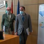 El presidente de la CEA, Javier González de Lara (c), y el consejero de Economía, Rogelio Velasco, durante la presentación del "Barómetro de Percepción: La Empresa Andaluza ante la crisis Covid-19"