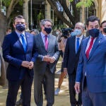 El presidente de la Junta de Andalucía, Juanma Moreno (2d), junto al alcalde de Cádiz, José María González (1i); el alcalde de Málaga, Francisco de la Torre (3d); y el alcalde de Sevilla, Juan Espadas (3i), hoy en el Palacio de San Telmo