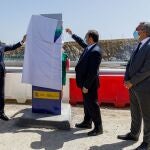 El ministro de Transportes, Movilidad y Agenda Urbana, José Luis Ábalos, destapa junto al consejero de Fomento y Medio Ambiente, Juan Carlos Suárez-Quiñones, el monolito para la inauguración de la SG-20, en Segovia, en presencia del delegado del Gobierno, Javier Izquierdo