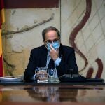 GRAFCAT209. BARCELONA, 28/07/2020.- El presidente de la Generalitat, Quim Torra, durante la reunión semanal del gobierno catalán que se celebra después de que el presidente Torra haya alertado a la población por la evolución de la pandemia en Cataluña, que complica la perspectiva electoral, mientras el PDeCAT sigue sopesando si se escinde del espacio de JxCat. EFE/Enric Fontcuberta