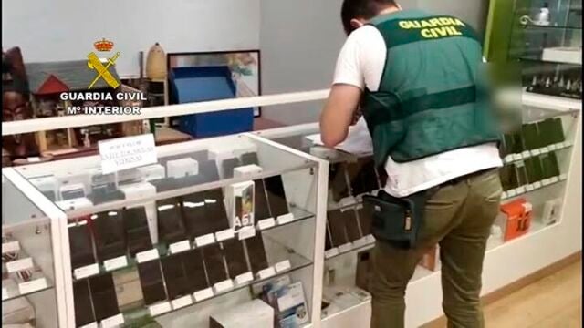 Imagen de un guardia civil en la operación en la que se ha desmantelado una red dedicada a la estafa nigeriana de venta online
