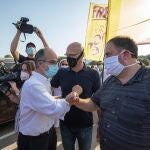 El exvicepresidente de la Generalitat y condenado por el 1-O, Oriol Junqueras, junto a los exconsellers y también condenados Raúl Romeva y Jordi Turull, antes de volver a ingresar en la cárcel de Lledoners.