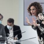 La ministra portavoz y de Hacienda, María Jesús Montero, habla con los periodistas tras comparecer en rueda de prensa posterior al Consejo de ministros celebrado en Moncloa, en Madrid (España), a 28 de julio de 2020