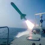Imagen del misil iraní en dirección a la réplica del portaaviones americano USS Nimitz en el estrecho de Ormuz