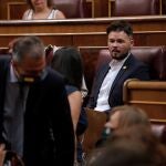 MADRID, 29/07/2020.- El diputado de Vox, Javier Ortega Smith pasa ante el portavoz de ERC Gabriel Rufián, al inicio del pleno del Congreso de este miércoles ante el que comparece el presidente del Gobierno, Pedro Sánchez, para informar sobre los resultados del último Consejo Europeo en el que se negoció el reparto de fondos para la crisis generada por la pandemia. EFE/ Emilio Naranjo