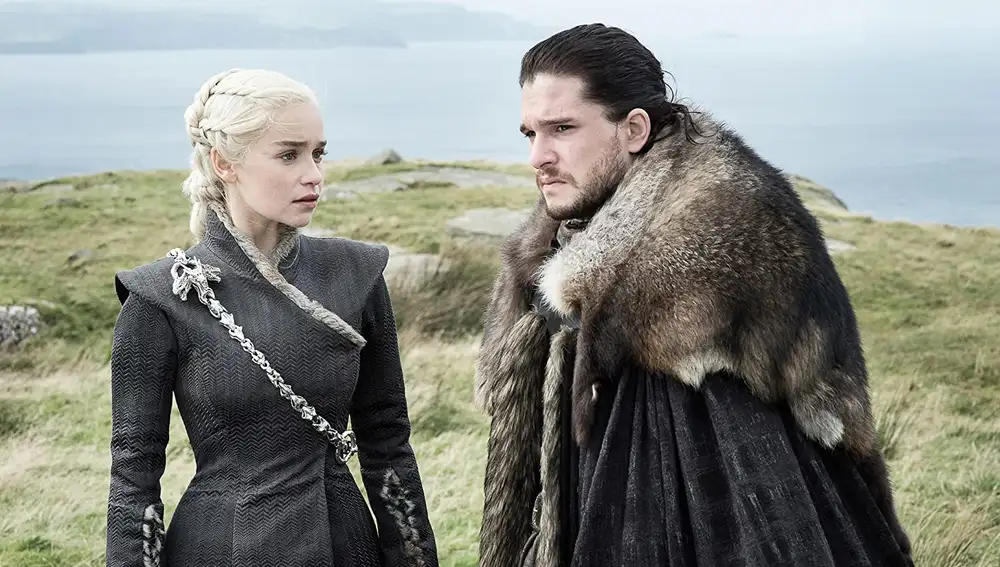 Los actores Emilia Clarke y Kit Harington en una escena de "Juego de Tronos"