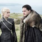 Los actores Emilia Clarke y Kit Harington en una escena de "Juego de Tronos"