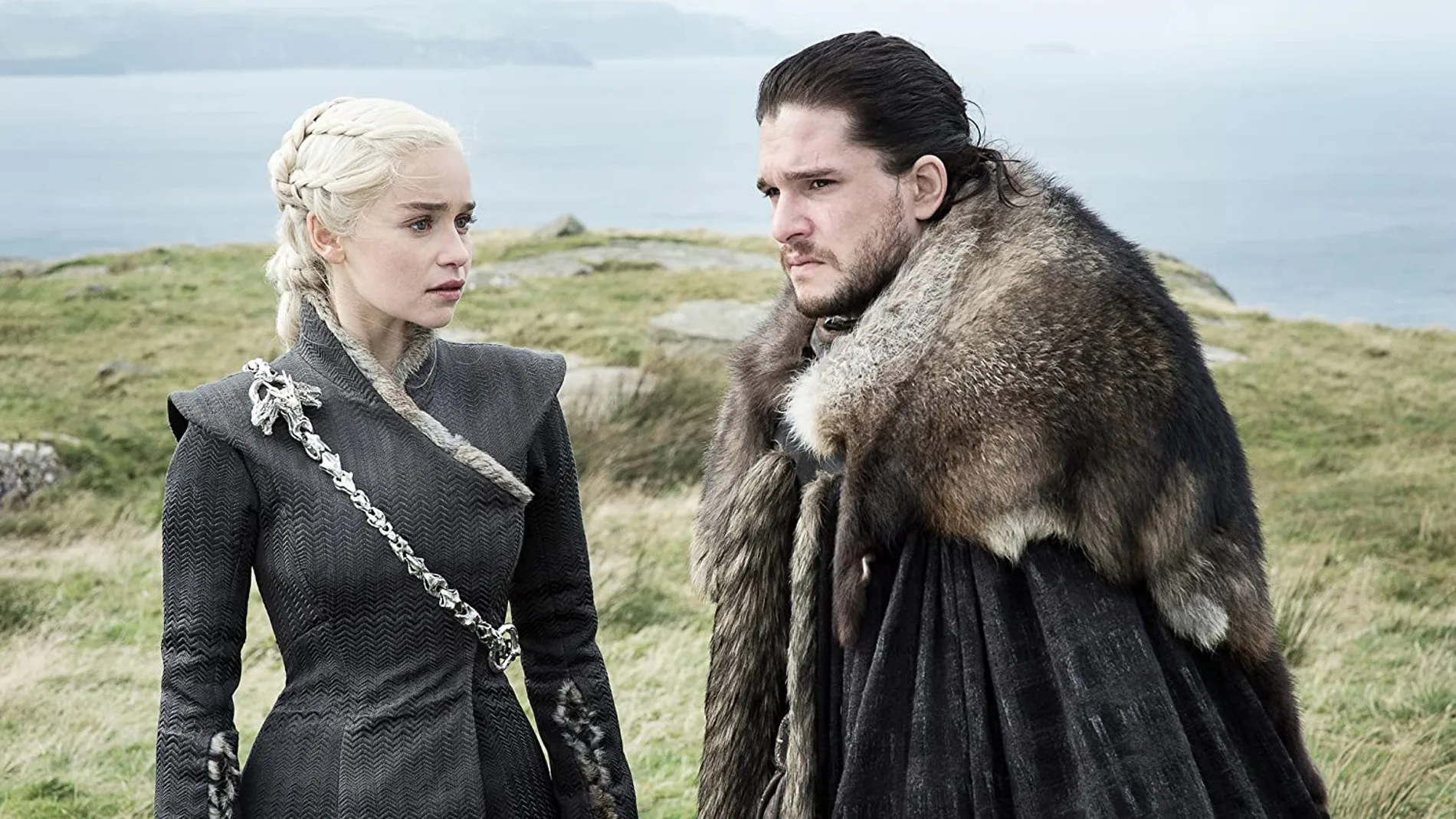 Los actores Emilia Clarke y Kit Harington en una escena de "Juego de Tronos"