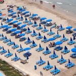 Vista de una zona de hamacas en la playa de Poniente de Benidorm