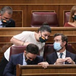 El portavoz de Vox en el Congreso de los Diputados, Iván Espinosa de los Monteros (1d), habla con la secretaria general de Vox en el Congreso, Macarena Olona, junto al presidente de Vox, Santiago Abascal (2i), durante una sesión plenaria en el Congreso, en Madrid (España), a 29 de julio de 2020. En esa sesión, el presidente del Gobierno, Pedro Sánchez, comparece para dar detalles del fondo recuperación postCovid acordado en el último Consejo Europeo en un Pleno extraordinario con el que la Cámara Baja cerrará el curso político.30 JULIO 2020 CÁMARA BAJA;POLÍTICAPool29/07/2020