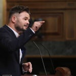 El portavoz de ERC en el Congreso de los Diputados, Gabriel Rufián, interviene desde la tribuna en una sesión plenaria en el Congreso, en Madrid (España), a 29 de julio de 2020. En esa sesión, el presidente del Gobierno, Pedro Sánchez, comparece para dar detalles del fondo recuperación postCovid acordado en el último Consejo Europeo en un Pleno extraordinario con el que la Cámara Baja cerrará el curso político.30 JULIO 2020 CÁMARA BAJA;POLÍTICAPool29/07/2020