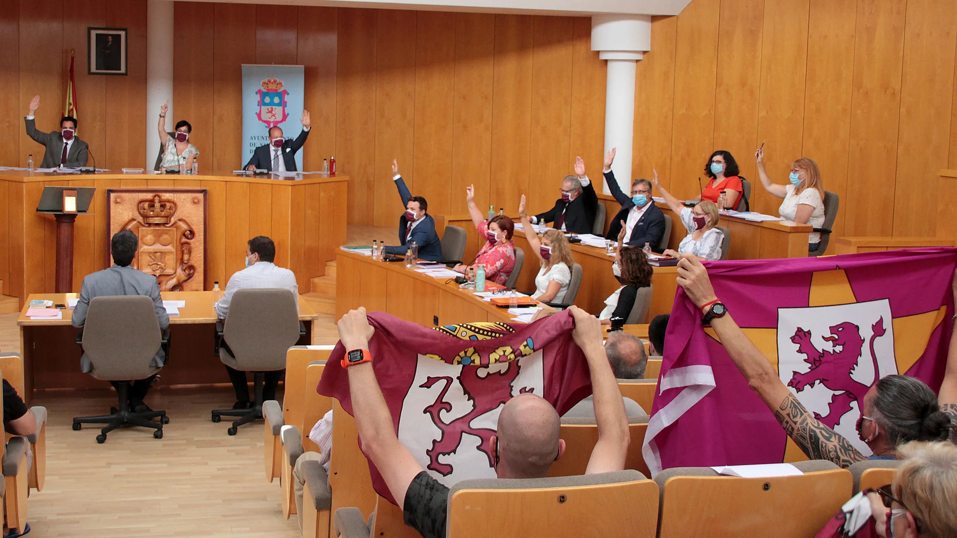 Momento de la votación de la moción a favor de la autonomía leonesa en el Ayuntamiento leonés de San Andrés del Rabanedo