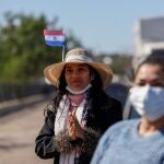 AME5039. ASUNCIÓN (PARAGUAY), 29/07/2020. Dos mujeres asisten a la convocatoria para la caravana este miércoles en la Costanera de Asunción (Paraguay). Operadores y guías turísticos, representantes de agencias de viajes, transportistas y demás afectados en el sector turístico se manifiestan para solicitar la creación de un proyecto de ley de emergencia para dicho sector. La caravana partió de la Costanera de Asunción con rumbo a la Secretaría de Turismo, donde también funciona el "Turista Roga" (Casa del Turista en Guaraní). EFE/Nathalia Aguilar