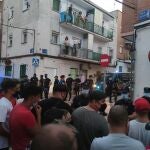 Hasta cinco furgones de la Policía Nacional se personaron en el barrio, después de que decenas de personas salieran a la calle a protestar/Leganews“Estamos hartos, muy cansados de lo que sucede en el barrio y nadie nos da solución a todo lo que está pasando”Han ido casa a casa ocupada de forma ilegal al grito de “¡Fuera, fuera!”Poco antes de las diez de la noche se han personado en el barrio cinco furgones antidisturbios de la Policía NacionalLos vecinos del Barrio de La Fortuna han dicho: “¡Basta! Hasta aquí hemos llegado”. Los residentes en el barrio han llegado a un punto en el que se han hartado de la ‘epidemia’ de sucesos que llevan encadenando durante meses.Ocupaciones ilegales de inmuebles, inseguridad en las calles... Desde hace mucho tiempo (años) se han venido quejando del trapicheo y menudeo de drogas. De los problemas que durante un tiempo se derivaron de dicho trapicheo en la puerta de centros educativos. Pero esta tarde ha