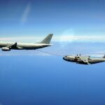 Un avión A330 MRTT de Airbus reabastece a un A400M