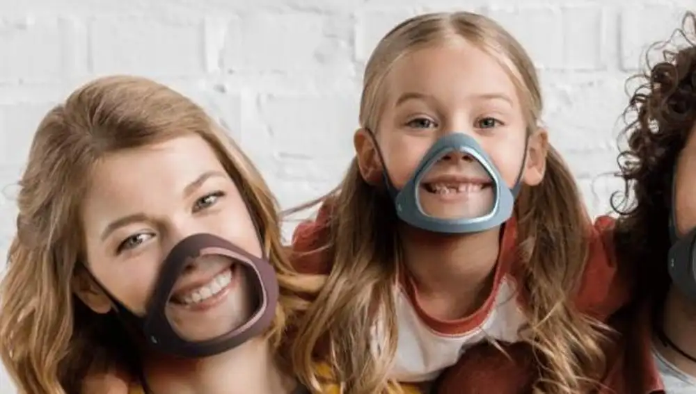 Encontramos dos opciones diferentes: por un lado, una mascarilla sin tecnología y, por otro, una inteligente