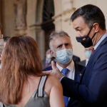 El presidente del Gobierno, Pedro Sánchez, habla con los presidentes de la Comunidad Valenciana, Canarias y Baleares -Ximo Puig (con gafas), Ángel Víctor Torres y Francina Armengol-en el monasterio de Yuso, antes de la celebración de la XXI Conferencia de Presidentes, en San Millán de la Cogolla, La Rioja (España), a 31 de julio de 2020. La conferencia busca el consenso para el reparto de los fondos de recuperación europeos por la crisis del coronavirus.