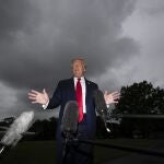 El presidente Donald Trump se dirige a la prensa
