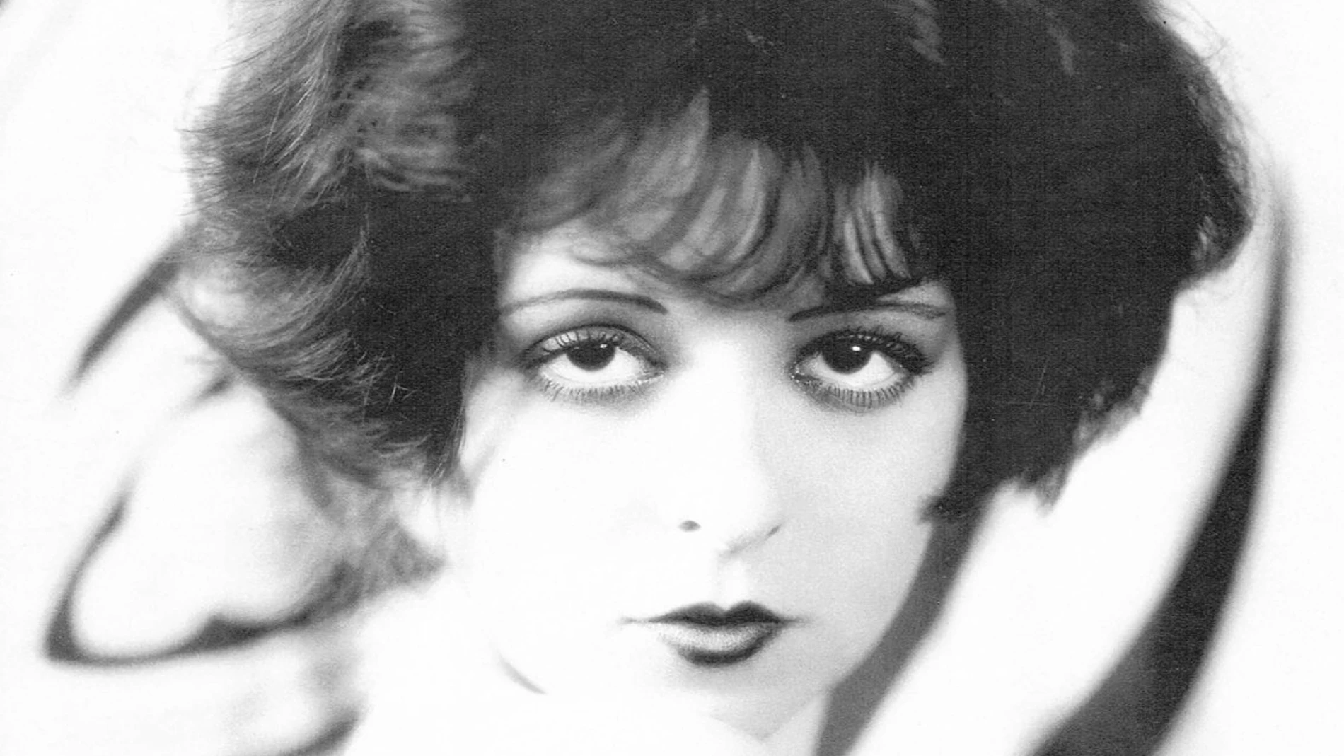 Las mujeres de la época empezaron a querer ser como Bow: pedían su corte de pelo y fumaban y coqueteaban como ella