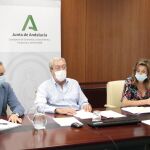 El consejero de Economía, Rogelio Velasco (en el centro), reunido con grupos investigadores