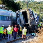 Los servicios de emergencia atienden a los heridos en el lugar del accidente
