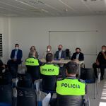 José Luis Álvarez Ustarroz, durante su visita hoy a uno de los cambios de turno de la Policía Local de Majadahonda