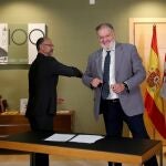El presidente de las Cortes y de la Fundación de Castilla y León, Luis Fuentes, firma el acuerdo por el que el catedrático Salvador Rus Rufino se convierte en el comisionado para la organización de los actos del V Centenario de la Guerra de los Comuneros, que se celebrará en 2021