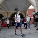 Los jugadores del Fuenlabrada con el alta abandonan el hotel de La Coruña