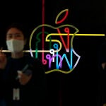 Neón del símbolo de Apple en una de sus tiendas