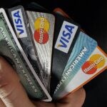 ¿Por qué no deberías quedarte solo con la tarjeta de crédito que te dé tu banco?