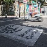 Una mujer conduce su moto eléctrica estos días por Madrid Central