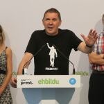 El coordinador de EH Bildu, Arnaldo Otegi (c), acompañado por Miren Zabaleta (i) y Rafa Díaz (d)