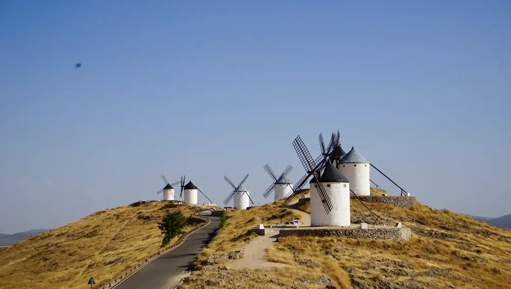 Los molinos, mitad piedra y mitad carne de gigante, en el monte de Consuegra.