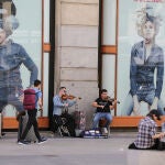 La distancia que deben guardar con los peatones debe ser como mínimo de tres metros