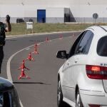 Control de la Guardia Civil en Iscar (Valladolid). Los cerca de 9.500 vecinos de Íscar y Pedrajas de San Esteban (Valladolid) afrontan un nuevo día aislados a causa de un brote de Covid