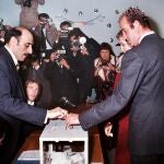 MD-04 El próximo miercoles, día 22 de noviembre, se cumple el 25 aniversario de la proclamación de Don Juan Carlos I como Rey de España. En la foto de archivo (15-12-76) Don Juan Carlos votando en el Referéndum de la Ley para la Reforma Política. EFE-ARCHIVO/OLEGARIO PEREZ DE CASTRO