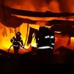ES7001. SAN JUAN OPICO (EL SALVADOR) 2/08/2020- Fotografía cedida por la Presidencia de El Salvador. El Gobierno de El Salvador evacuó la noche de hoy domingo a los pobladores de una zona afectada por la contaminación con plomo en el centro del país tras registrarse un incendio donde funcionó una fabrica de baterías, informó el ministro de Gobernación, Mario Durán. EFE/Presidencia El Salvador /SÓLO USO EDITORIAL / NO VENTAS